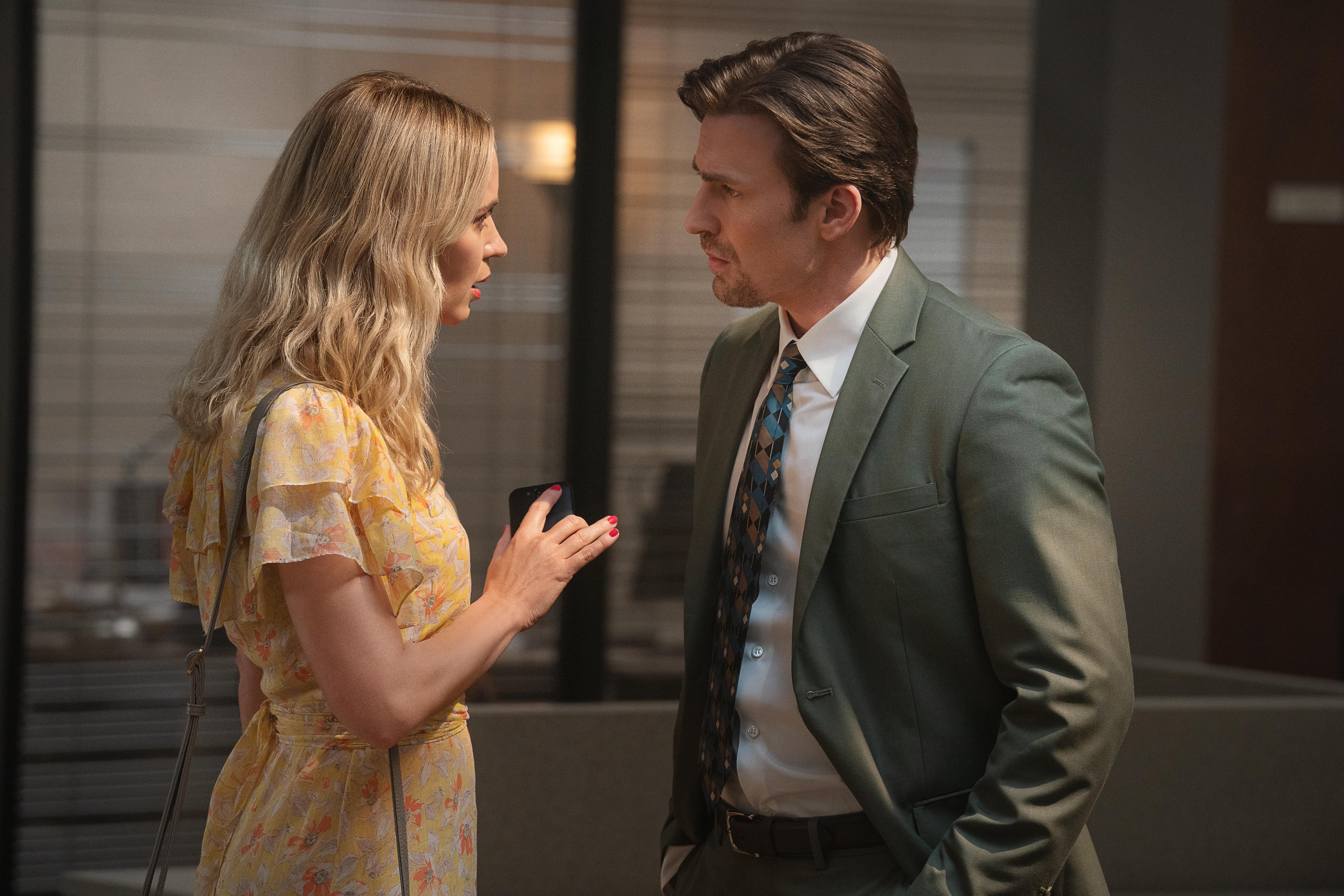Pain Hustlers - (L to R) Emily Blunt as Liza and Chris Evans as Brenner in Pain Hustlers. Cr. Brian Douglas/Netflix © 2023.