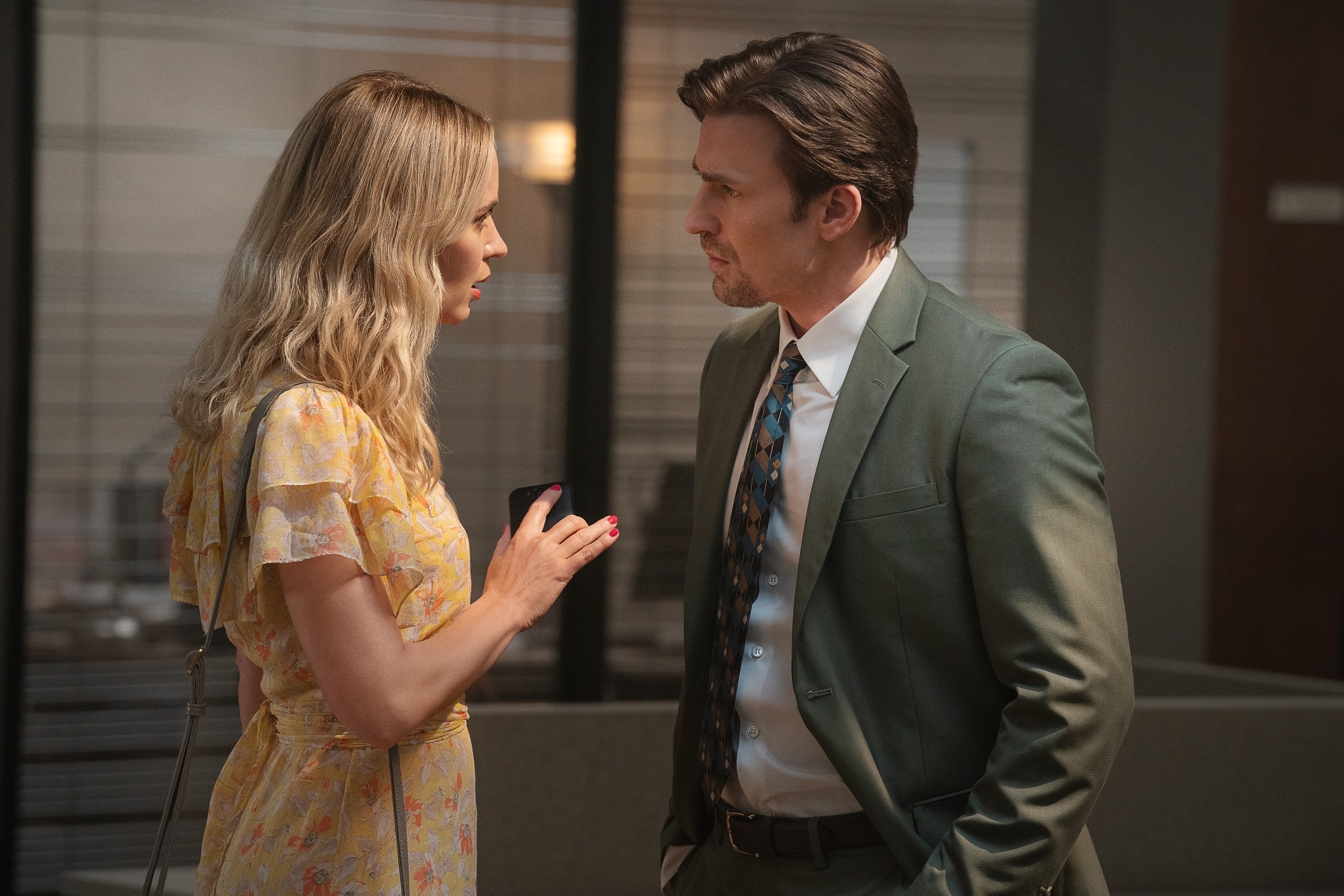 Pain Hustlers - (L to R) Emily Blunt as Liza and Chris Evans as Brenner in Pain Hustlers. Cr. Brian Douglas/Netflix © 2023.