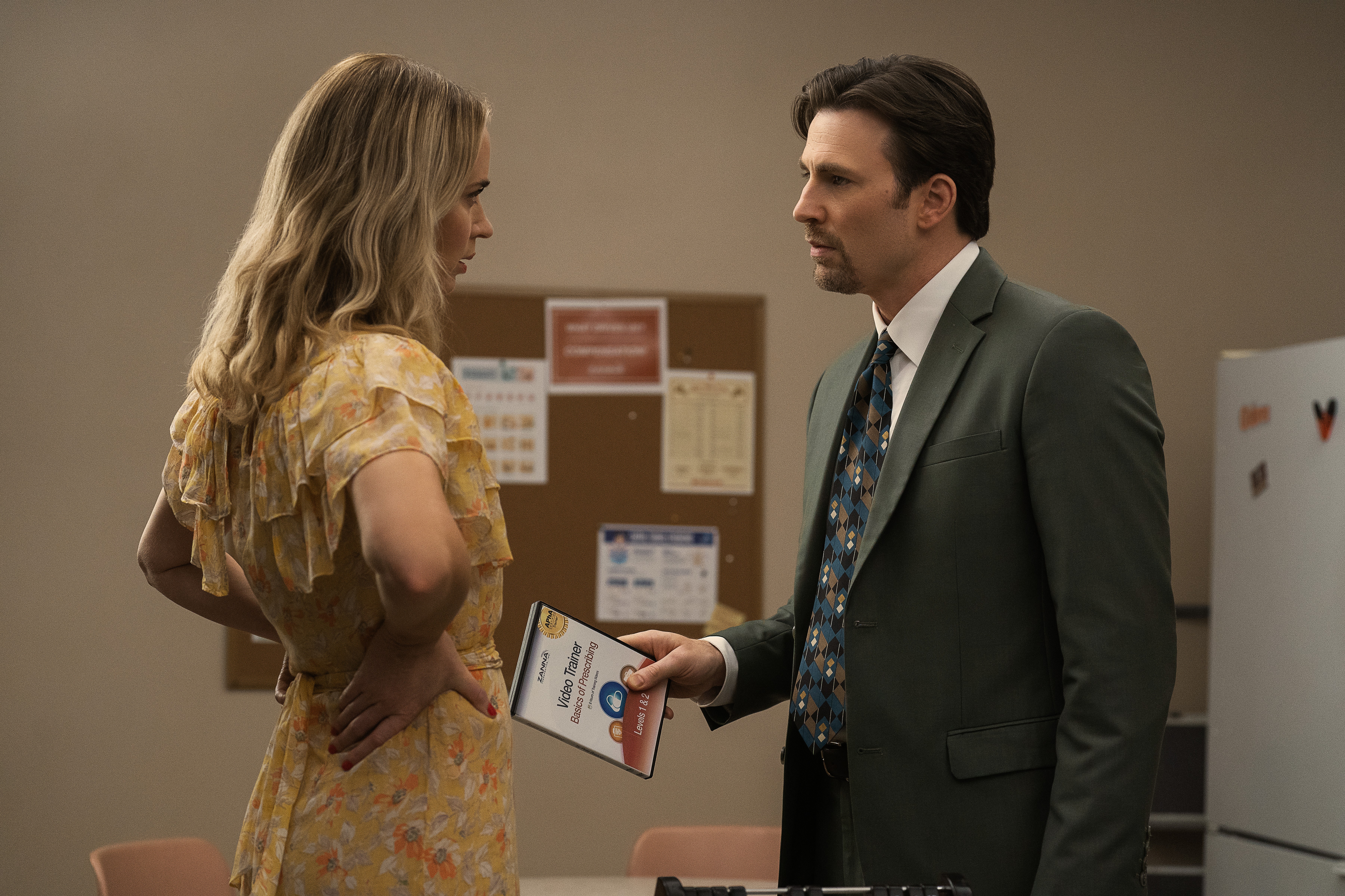 Pain Hustlers - (L to R) Emily Blunt as Liza and Chris Evans as Brenner in Pain Hustlers. Cr. Brian Douglas/Netflix © 2023.