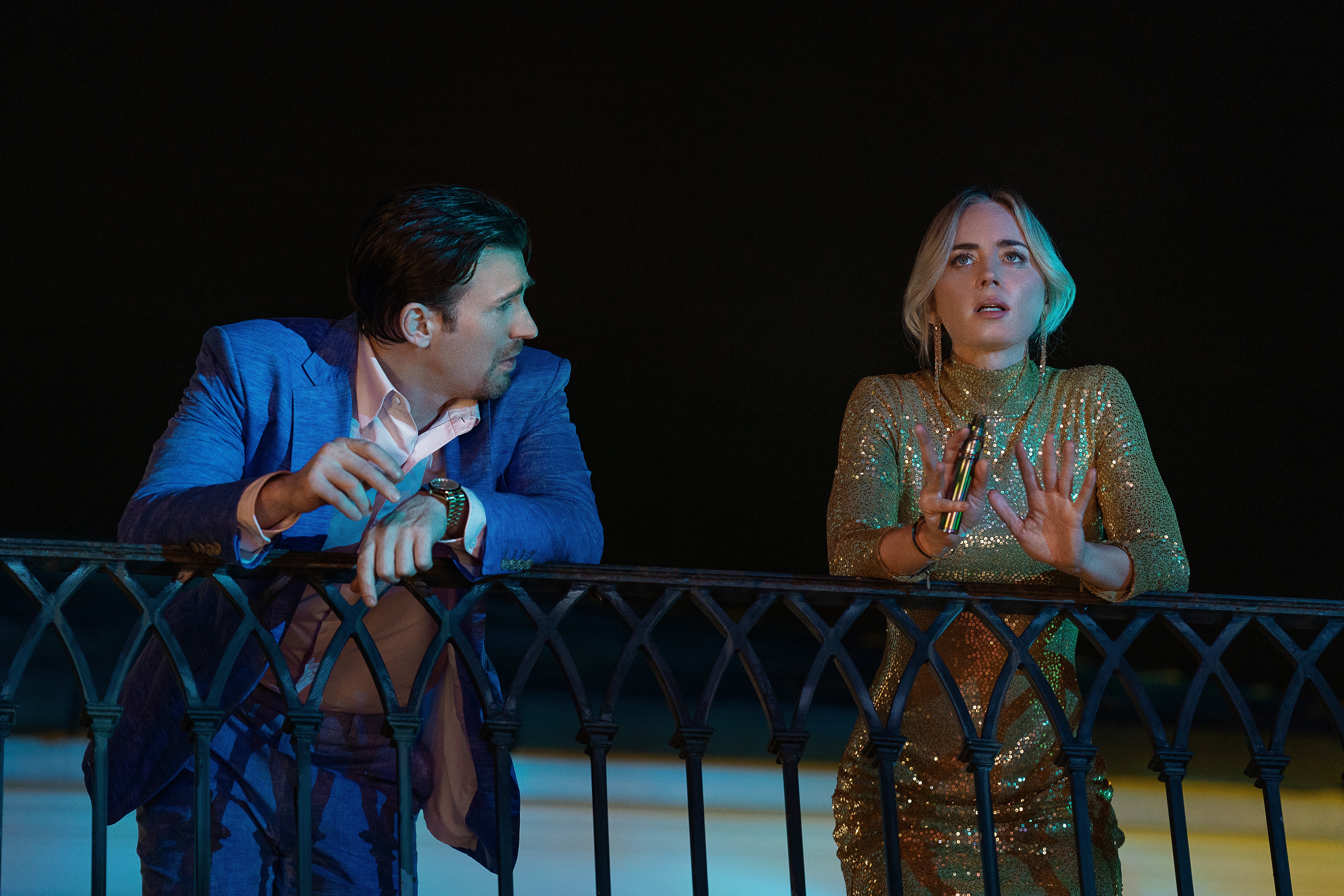 Pain Hustlers - (L to R) Chris Evans as Brenner and Emily Blunt as Liza in Pain Hustlers. Cr. Brian Douglas/Netflix © 2023.