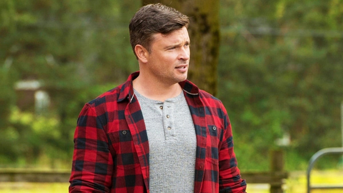 Clark Kent (Tom Welling) gardenning in Batwoman S01E09 in 2019, DC Comics via Max