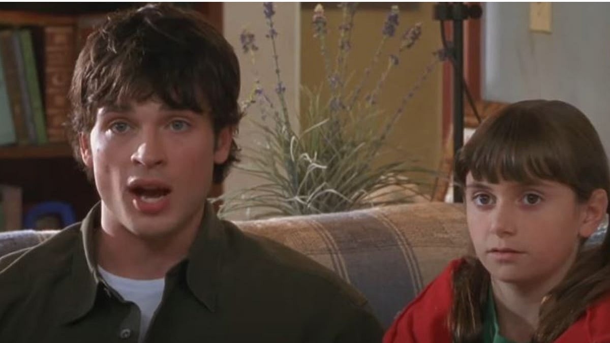Charlie Baker (Tom Welling) and Sarah Baker (Alyson Stoner) protesting the family