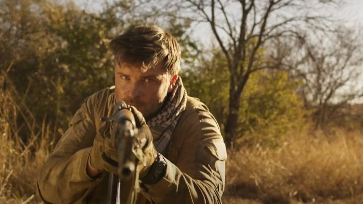 Vincent Corbo with an AK47 rifle while on a mission in Proffessionals (2020), Viaplay, Screenshot via Viaplay Youtube