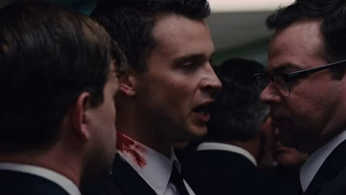 Roy Kellerman (Tom Welling) adressing people after JFK