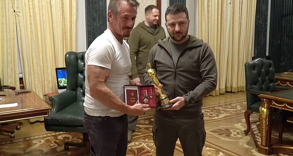 Sean Penn lends his Oscar statuette to Ukrainian President Volodymyr Zelensky, AFP News Agency YouTube channel
