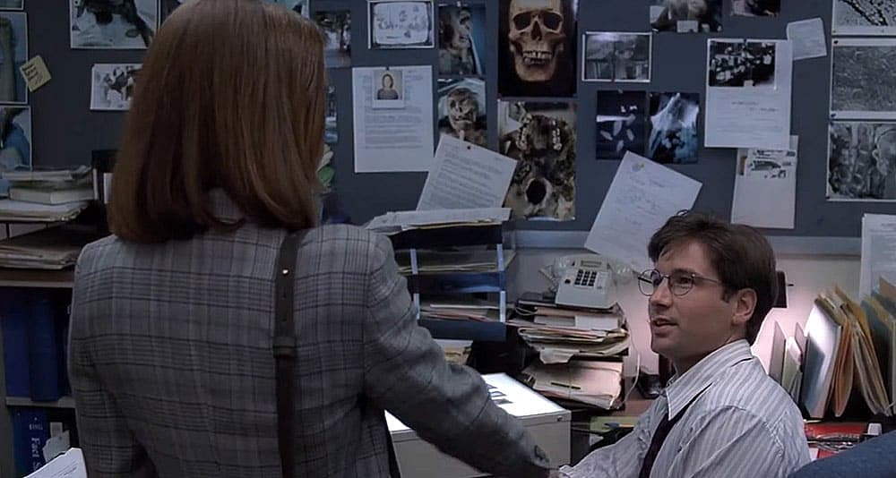 Scully and Mulder meet for the first time in The X-Files (1993) pilot, 20th Century Fox