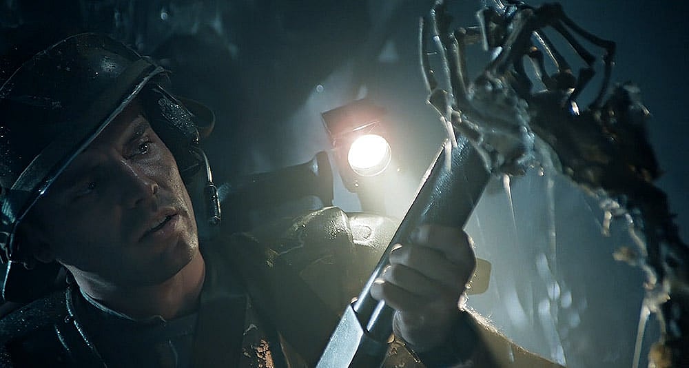 Hicks examines a dead facehugger in Aliens, 20th Century Fox