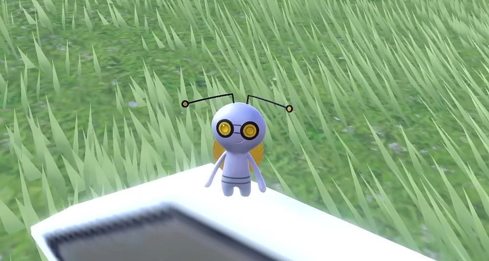 A Roaming Form Gimmighoul stands atop a sign via Pokémon Scarlet & Violet (2022), Nintendo