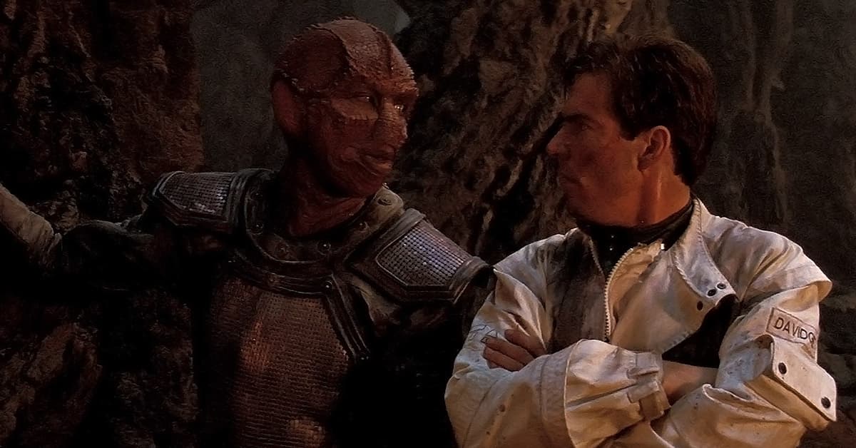 Davidge (Dennis Quaid) and Jareeba (Louis Gosset Jr.) work together to survive the elements in Enemy Mine (1985), 20th Century Fox