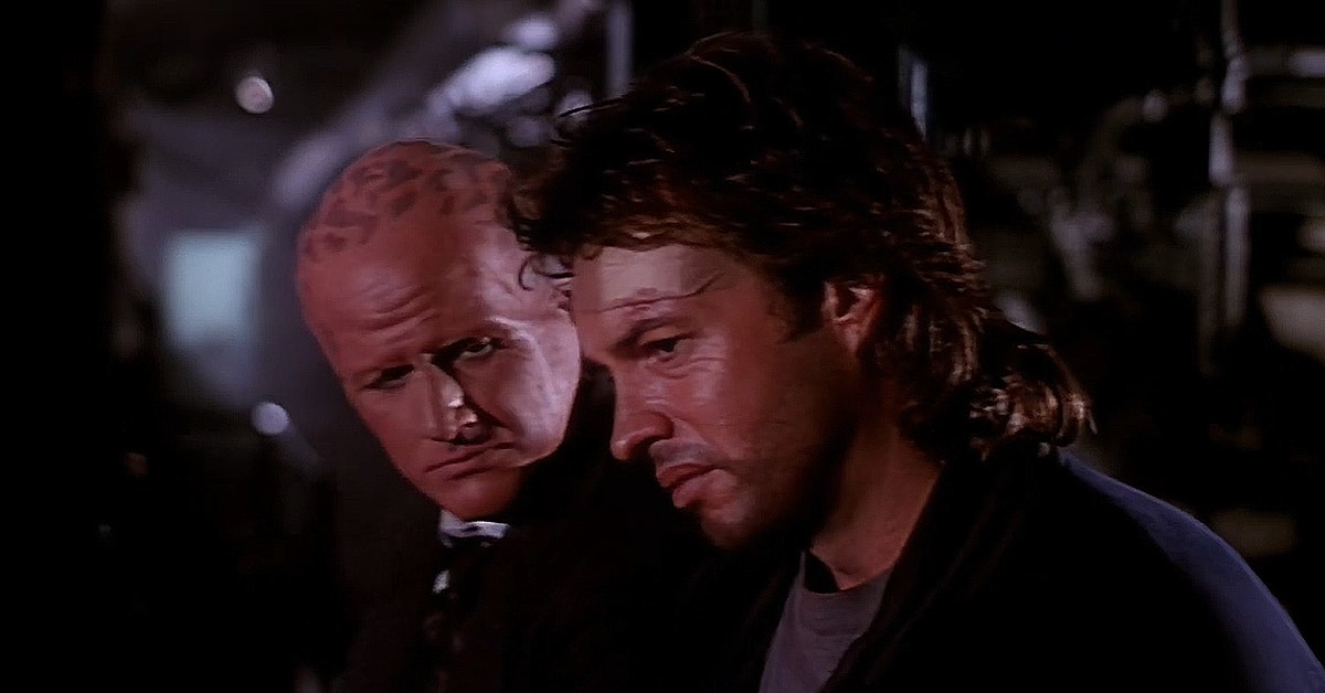 Matthew Sikes (Gary Graham) talks to George Francisco (Eric Pierpoint) after saving him from a killer in Alien Nation (1989), 20th Century Fox Television