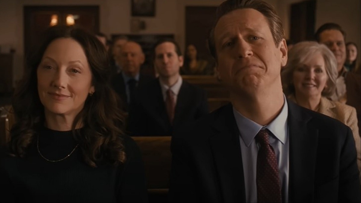 Grace (Judy Greer) and Bob (Pete Holmes) Bradley in church in The Best Christmas Pageant Ever 2024 by Lionsgate