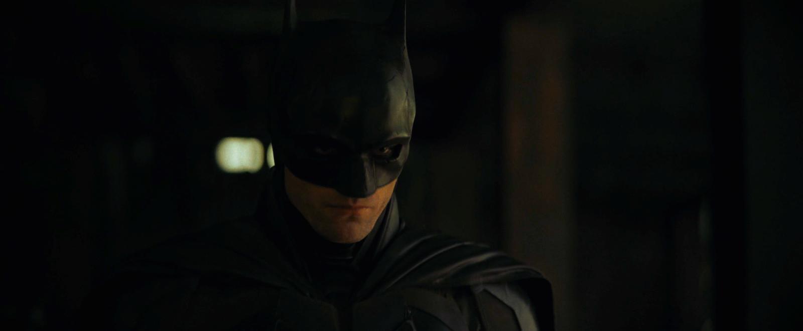 Batman (Robert Pattinson) and Lieutenant Jim Gordon (Jeffrey Wright) interrogate William Kenzie (Peter McDonald) in The Batman (2022) via Warner Bros. Pictures