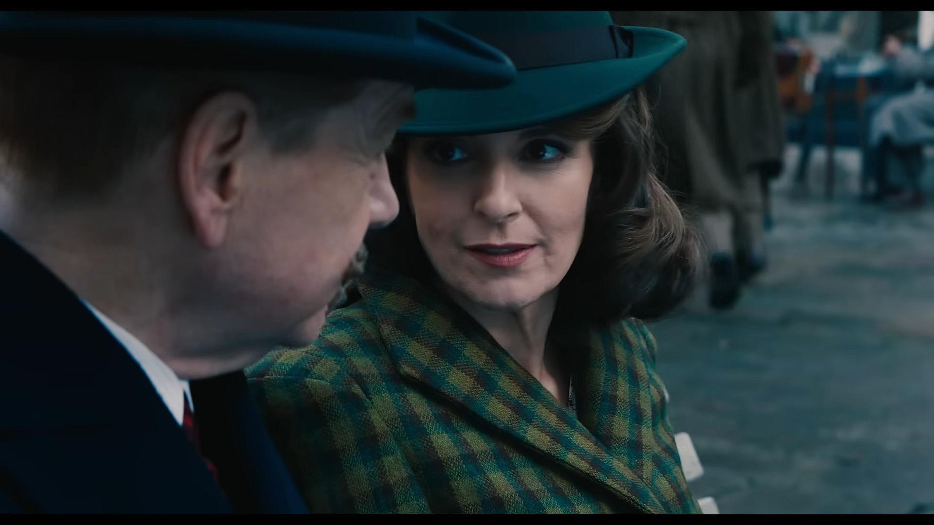 Ariadne Oliver (Tina Fey) gives a tip to Hercule Poirot (Kenneth Branagh) in A Haunting in Venice
