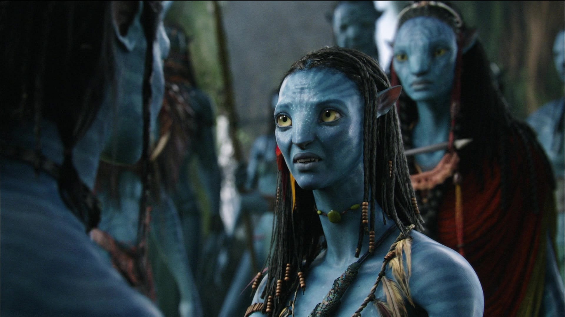 Neytiri (Zoe Saldaña) grasps for a battle plan in Avatar (2009), 20th Century Studios 