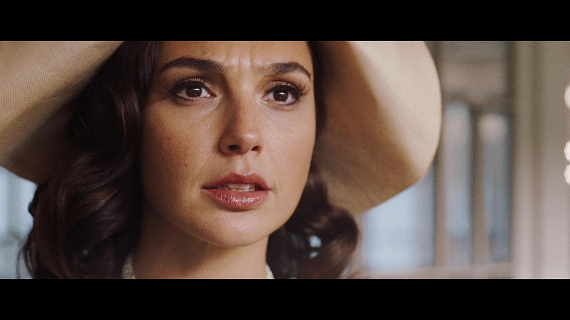 Linny Rideway-Doyle (Gal Gadot) arrives in Egypt in Death on the Nile (2022), 20th Century Studios 