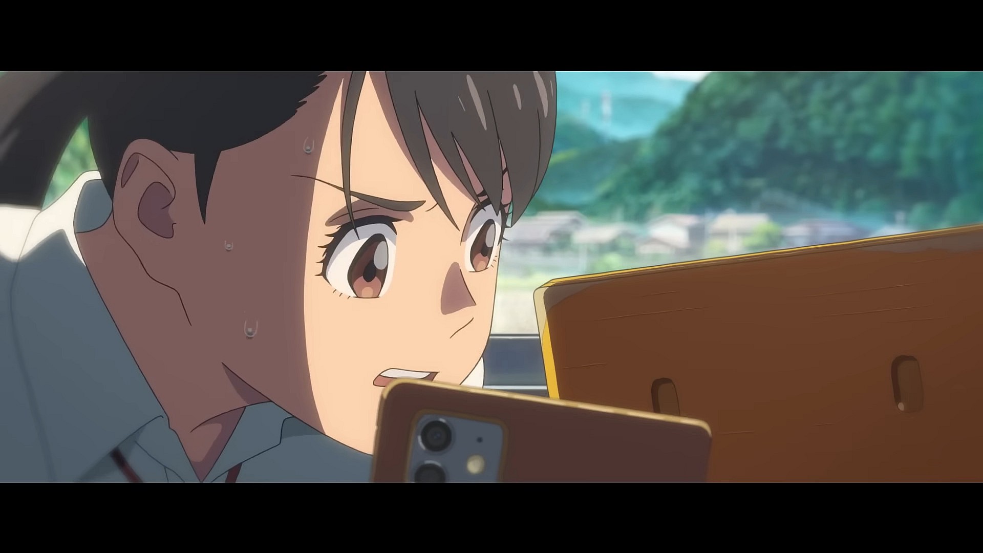 Suzume Iwato (Nanoka Hara) explains the situation to Sota Munakata (Hokuto Masamura) in Suzume (2022), Toho Co. Ltd.