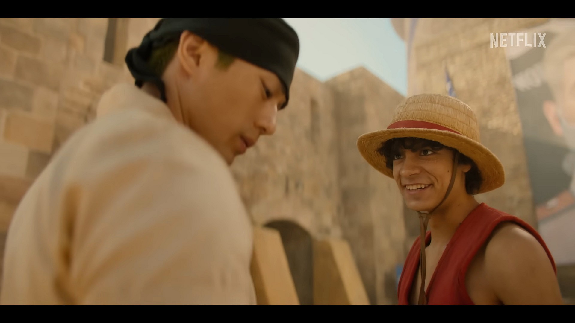 An excited Luffy (Iñaki Godoy) rescues Zoro (Mackenyu) in One Piece (2023), Netflix