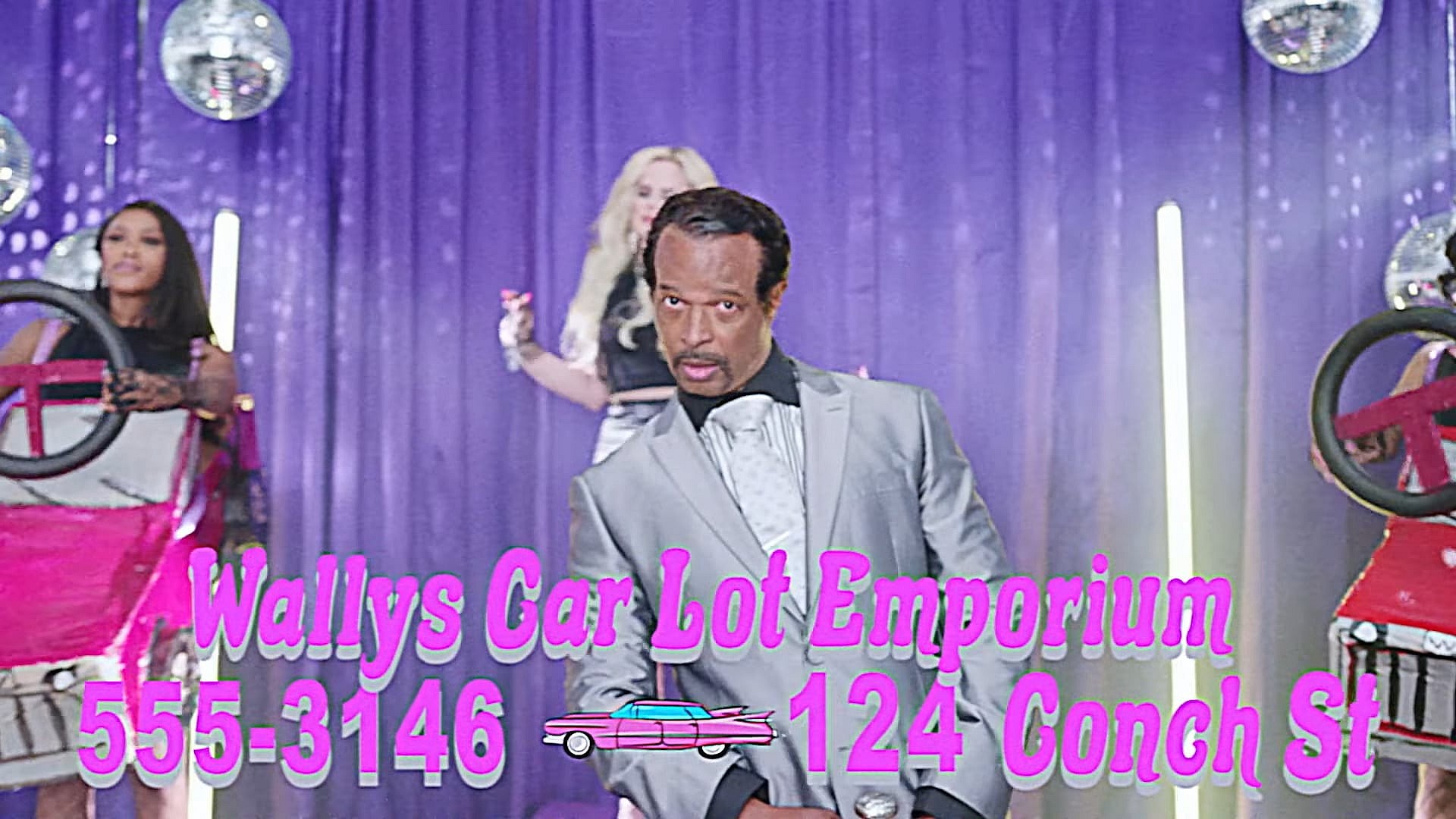 Wally (Damon Wayans) hocks his wares in Cinnamon (2023), Tubi