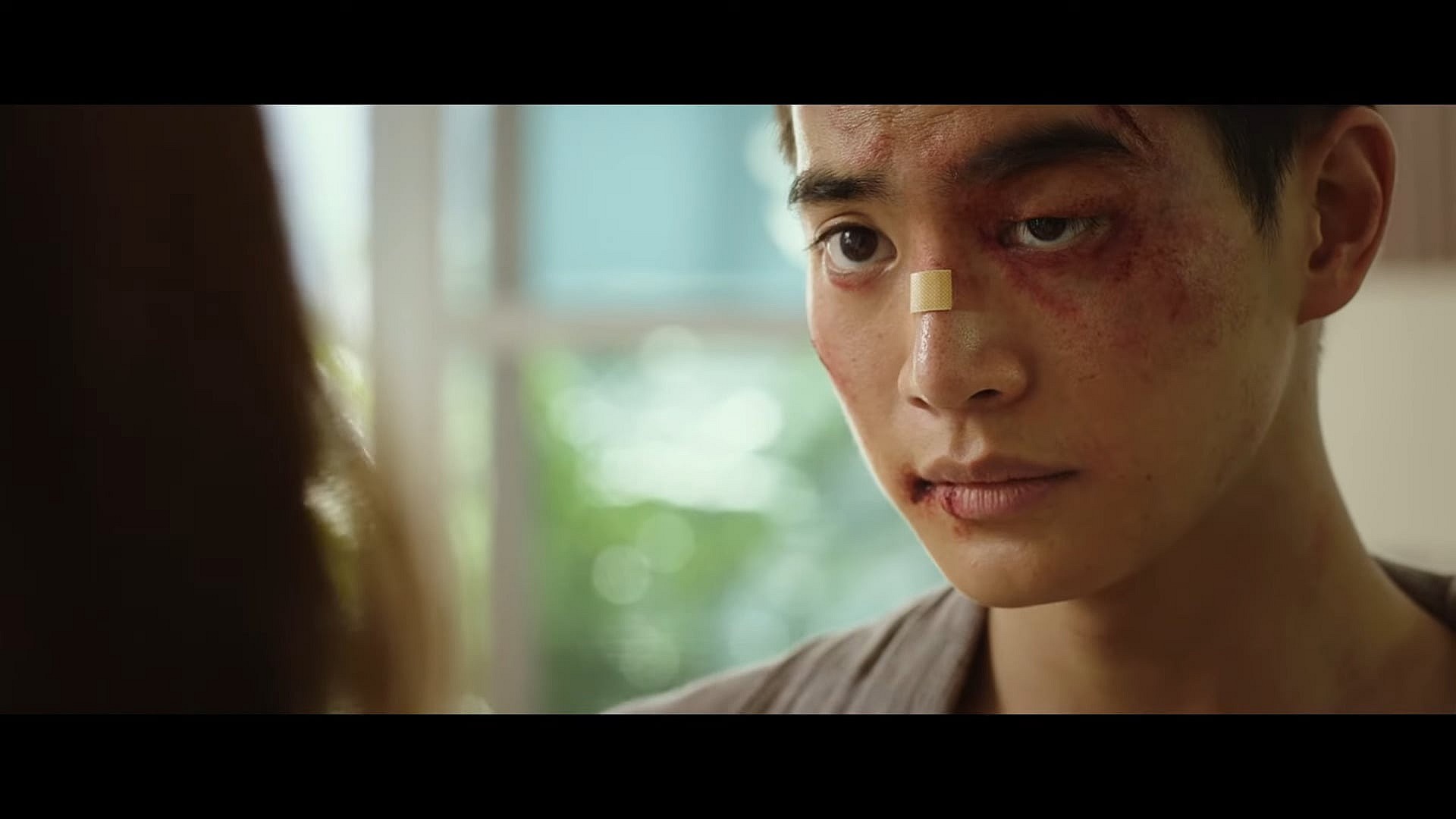 Marcos (Kang Tae-joo) receives an invitation in The Childe (2023), Sageumwol Film 