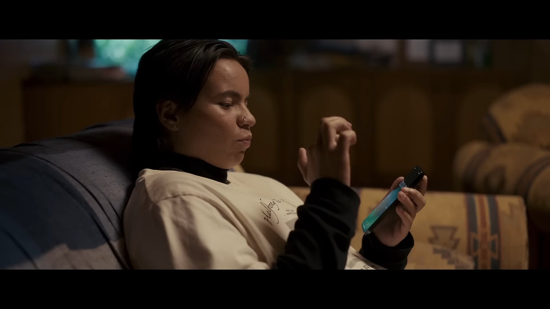 Hayley (Zoe Terakes) starts the timer for Mia's (Sophie Wilde) possession challenge in Talk to Me (2023), A24