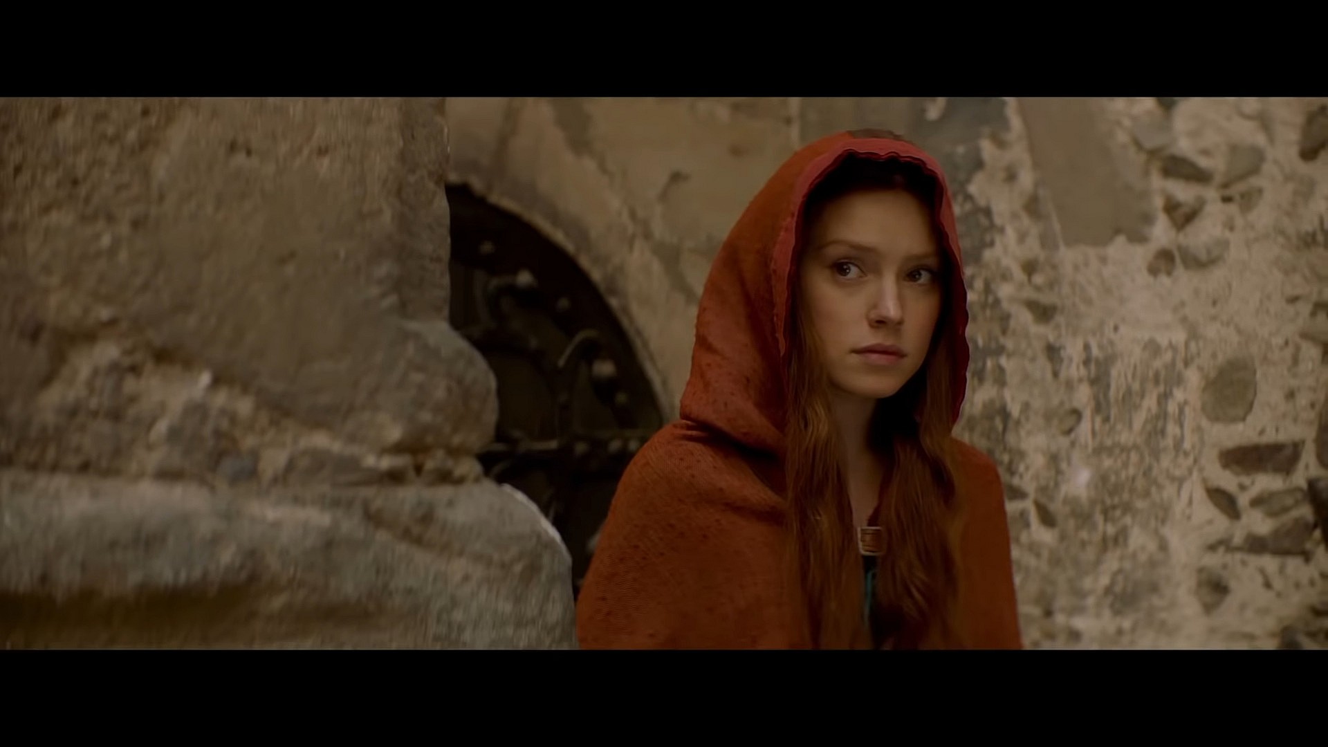 Ophelia (Daisy Ridley) attempts to stealthily move about the castle in Ophelia (2018), Covert Media