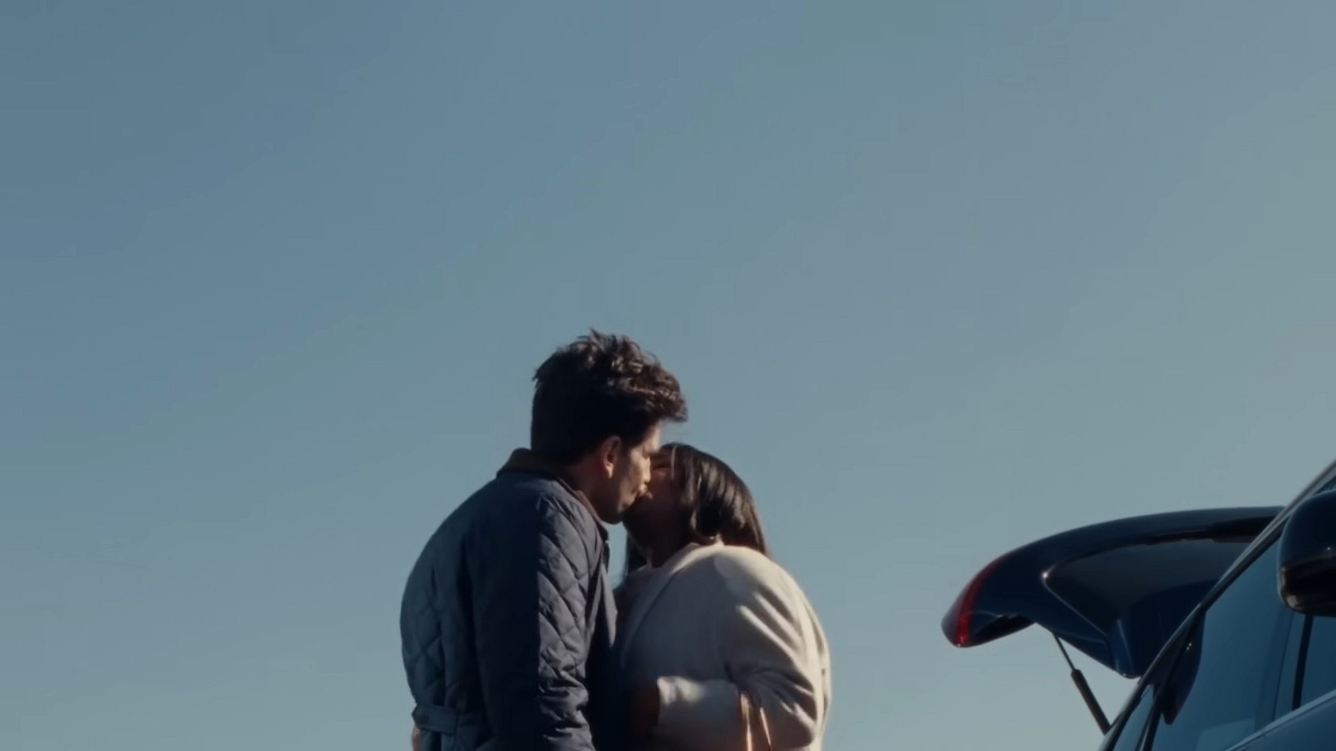 Isabel Wilkerson (Aunjanue Ellis) shares a kiss with her husband Brett (Jon Bernthal) in Origin (2023), J4A