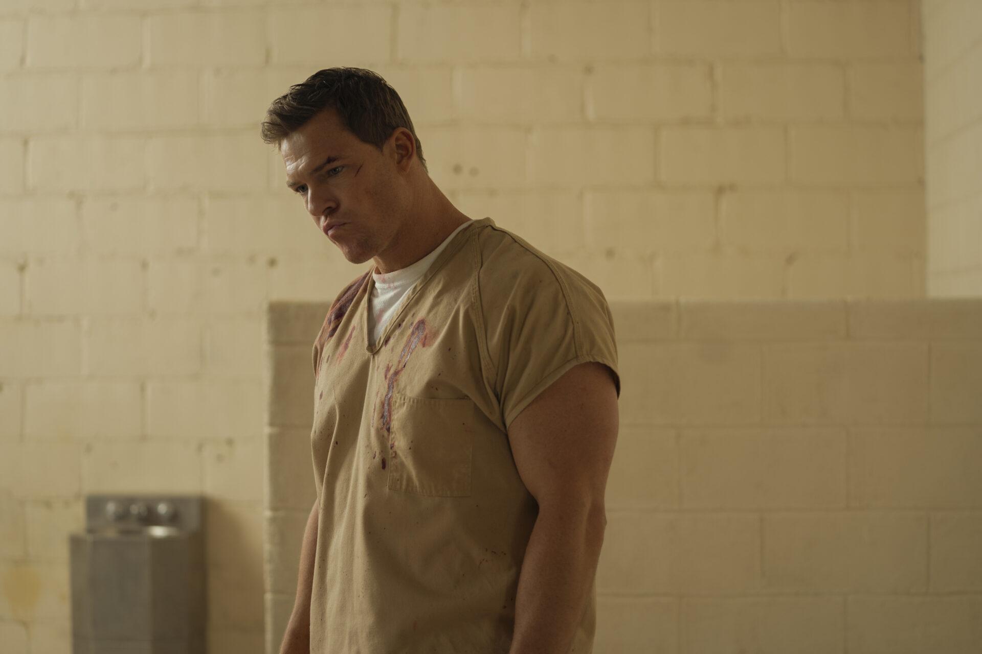 Alan Ritchson as Jack Reacher in Reacher