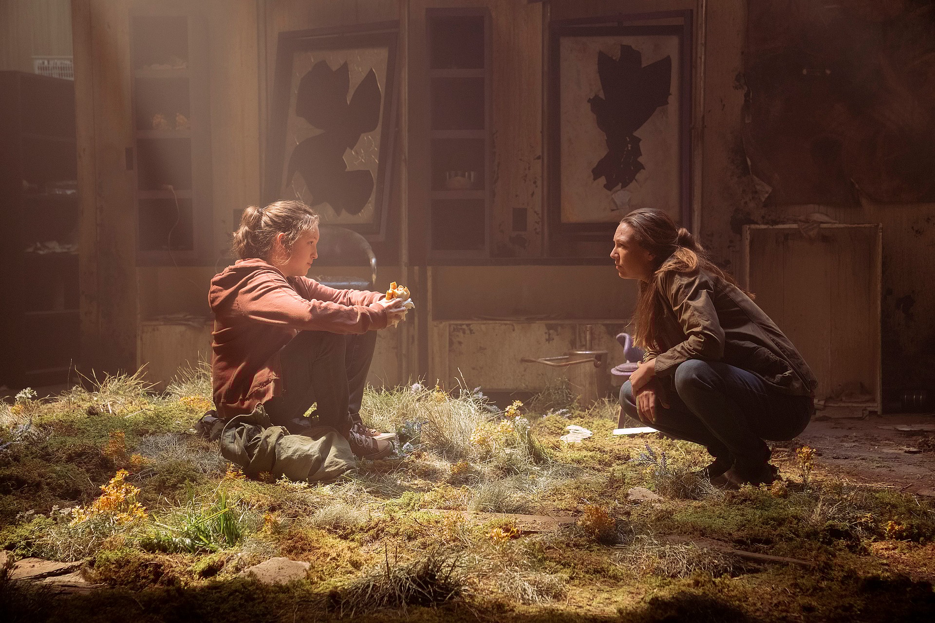Bella Ramsey as Ellie, Anna Torv as Tess in The Last of Us (2023), HBO