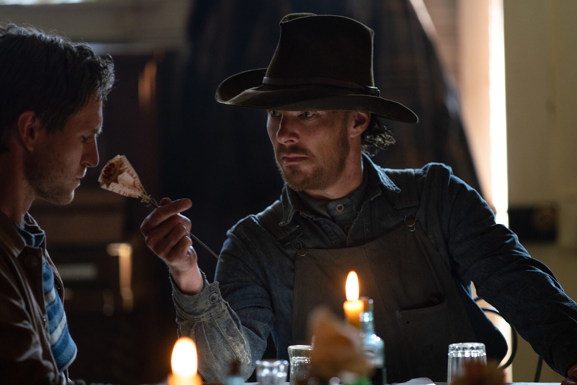 THE POWER OF THE DOG (L to R):BENEDICT CUMBERBATCH as PHIL BURBANK, GEORGE MASON as CRICKET in THE POWER OF THE DOG. Cr. KIRSTY GRIFFIN/NETFLIX © 2021