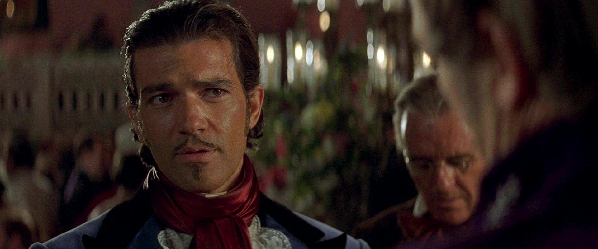 Alejandro Murrieta (Antonio Banderas) poses as Don Alejandro del Castillo y García to infiltrate