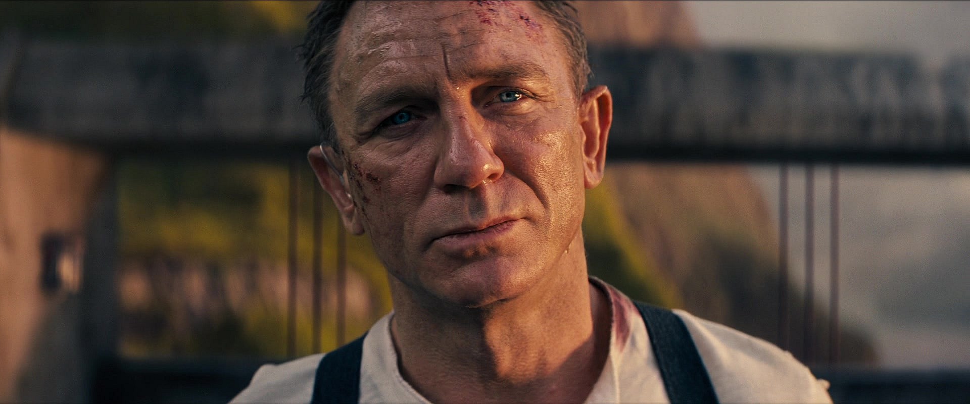 James Bond (Daniel Craig) says goodbe to Madeline (Léa Seydoux) and Mathilde (Lisa-Dorah Sonnet) in No Time To Die (2021), MGM