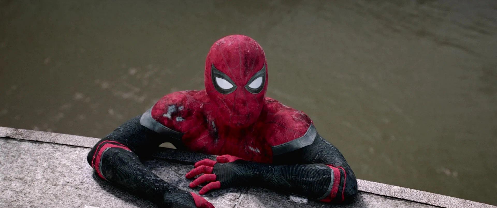Spider-Man (Tom Holland) clings to London Bridge in Spider-Man: Far From Home (2019), Marvel