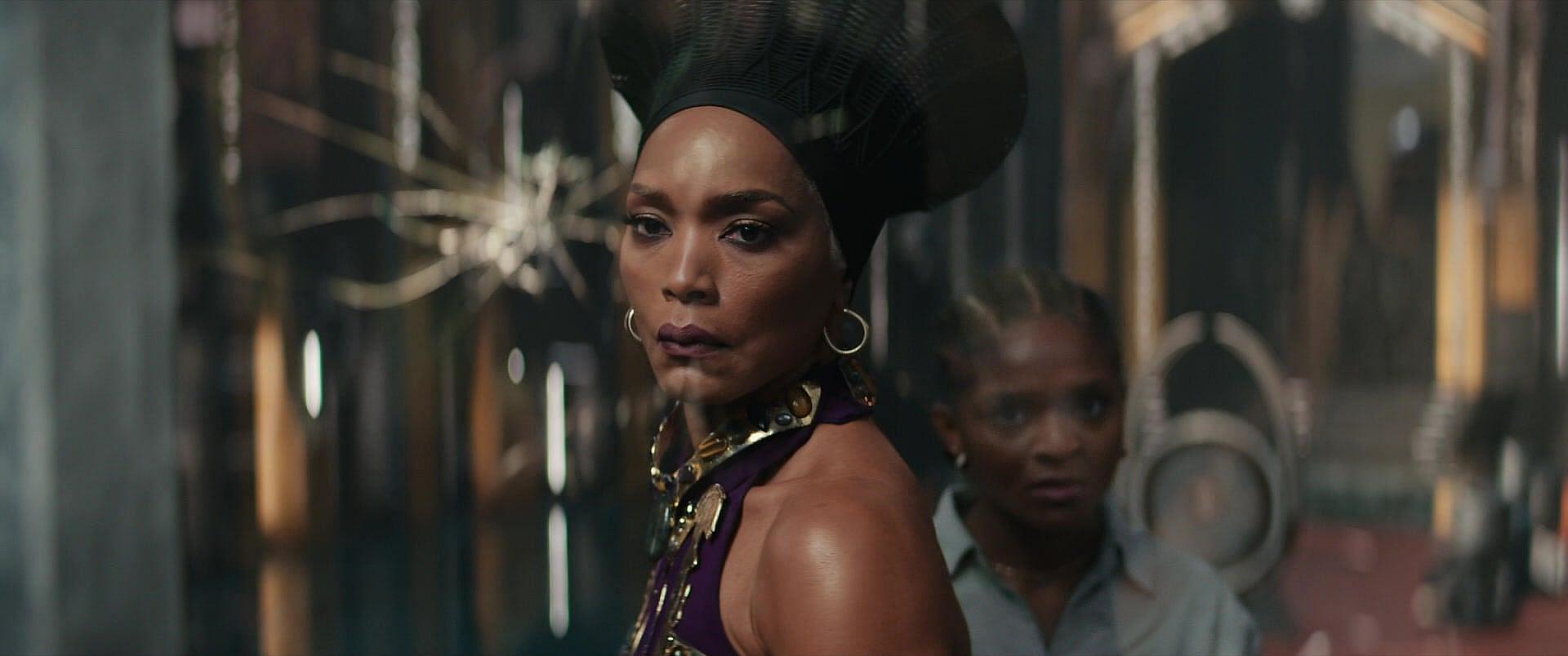 Queen Ramonda (Angela Bassett) stands firm against Namor (Tenoch Huerta) in Black Panther: Wakanda