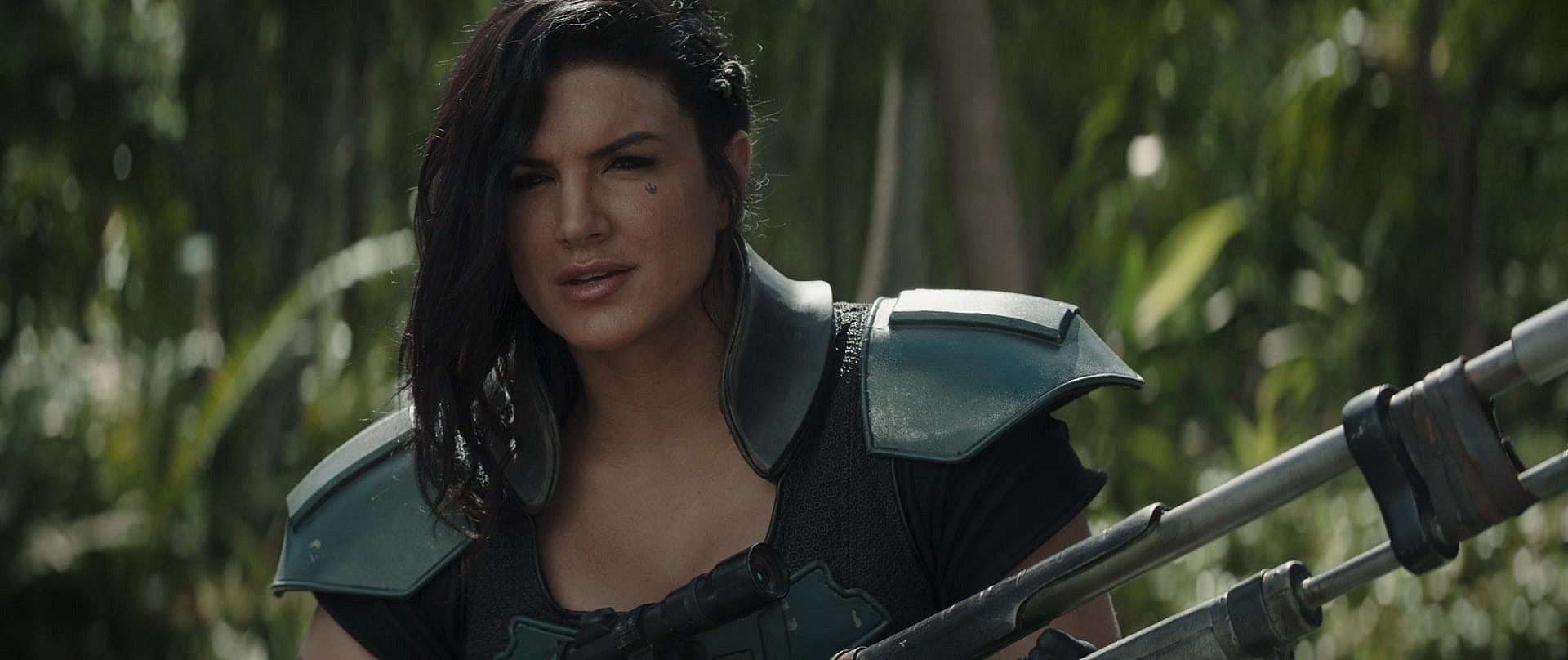 Cara Dune (Gina Carano) checks to see if the coast is clear in The Mandalorian Season 2 Episode 7 "Chapter 15: The Believer"(2020), Disney Lucasfilm