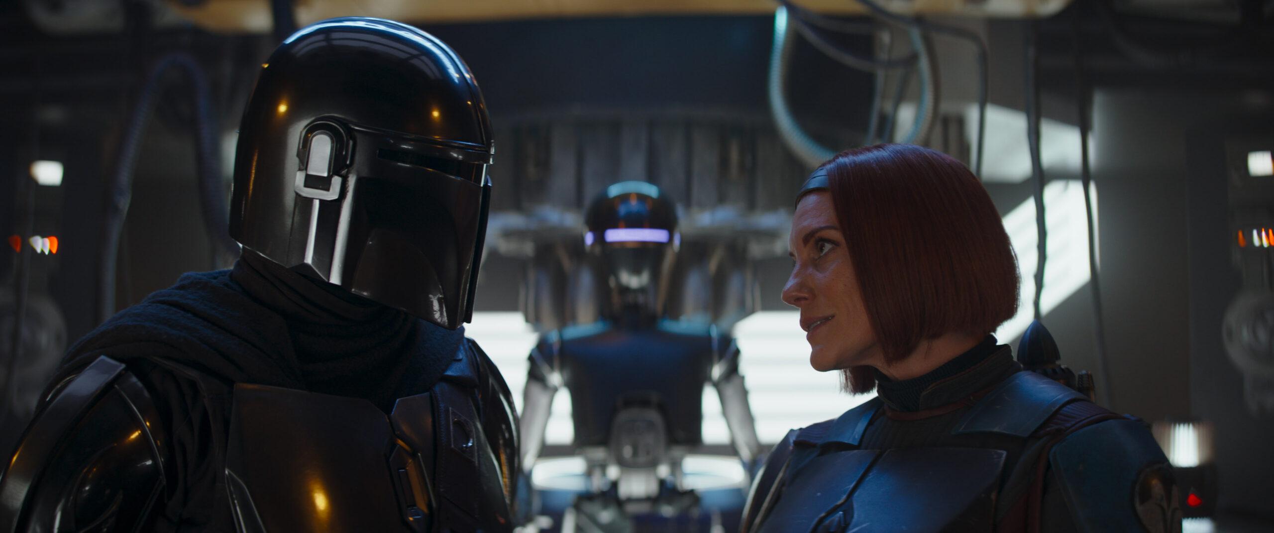 (L-R): Din Djarin (Pedro Pascal), a Bartender Droid (Seth Gabel) and Bo-Katan Kryze (Katee Sackhoff) in Lucasfilm's THE MANDALORIAN, season three, exclusively on Disney+. ©2023 Lucasfilm Ltd. & TM. All Rights Reserved.