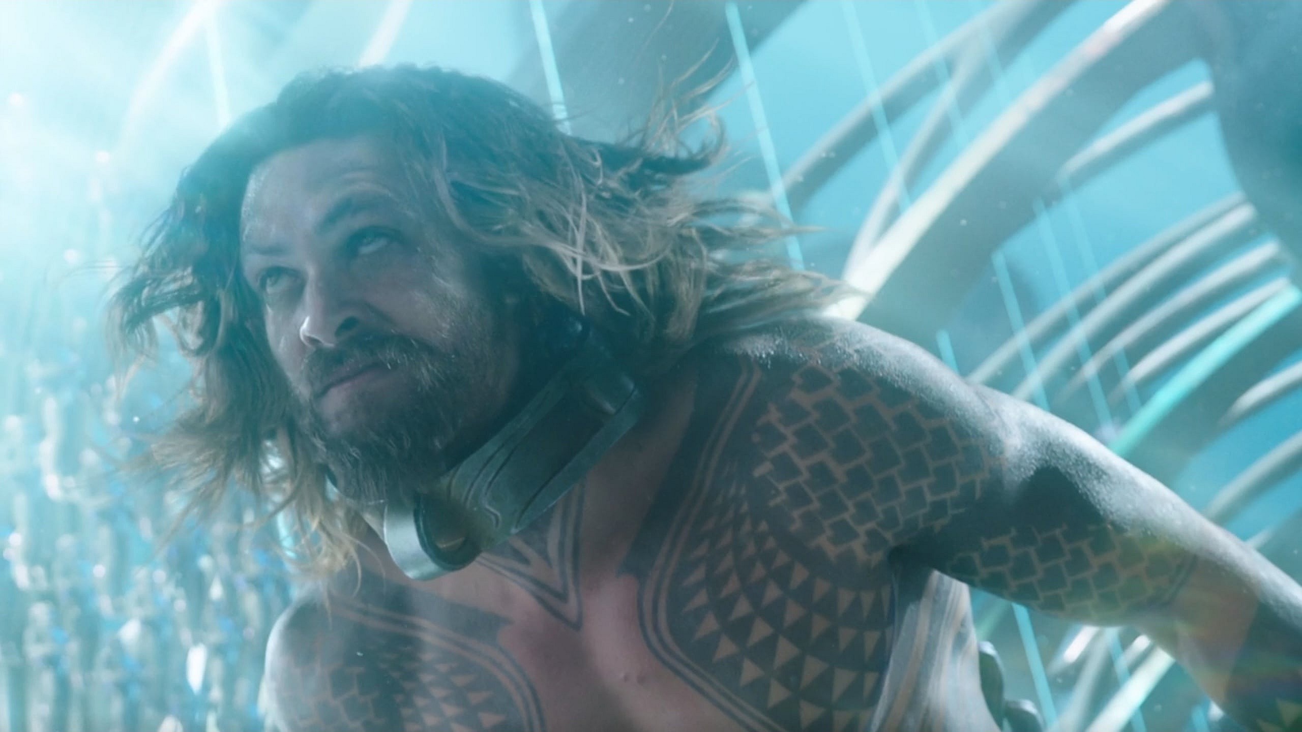 Arthur Curry (Jason Momoa) stands in front of King Orm (Patrick Wilson) in Aquaman (2018), Warner Bros. Pictures