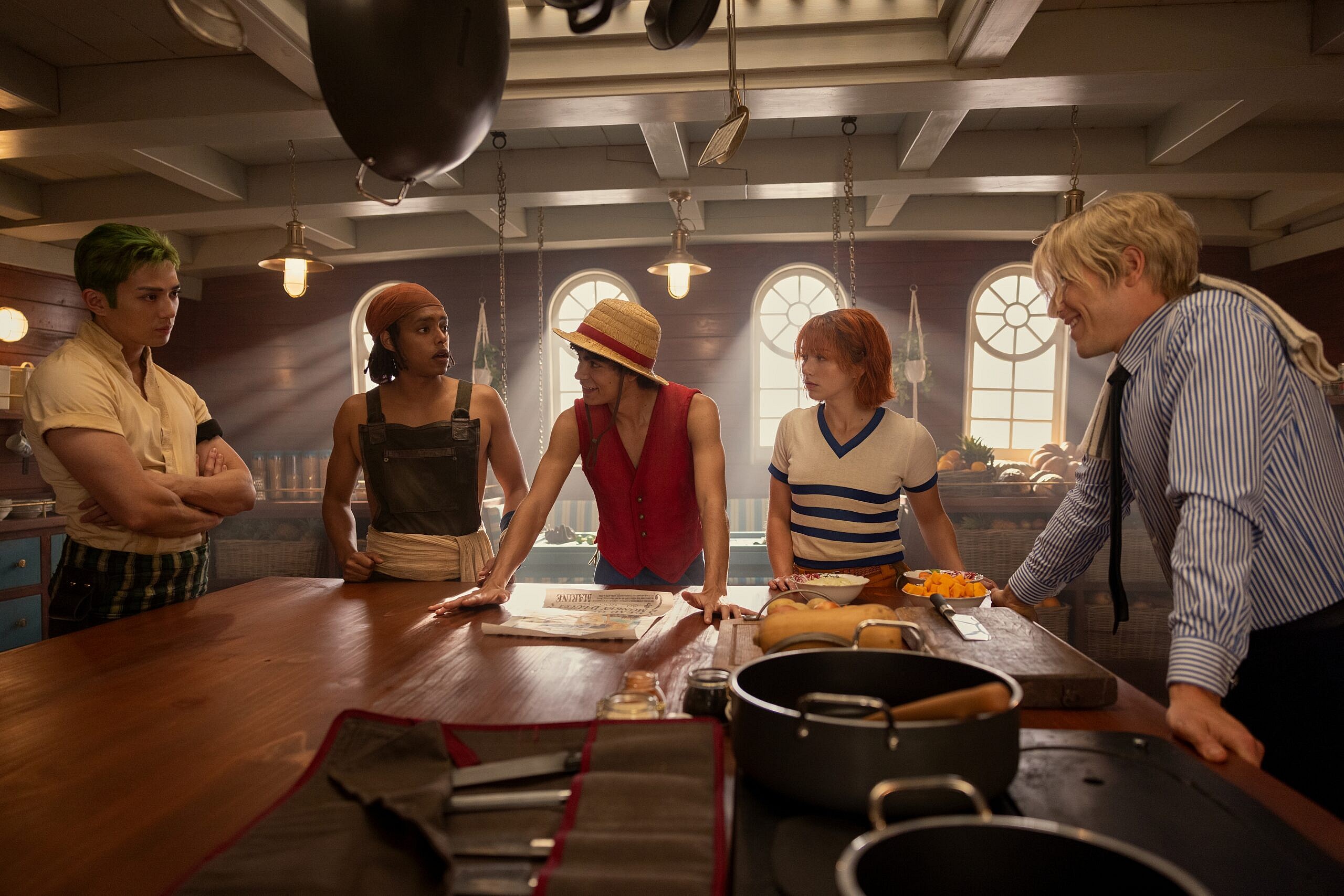 One Piece. (L to R) Mackenyu Arata as Roronoa Zoro, Jacob Romero Gibson as Usopp, Iñaki Godoy as Monkey D. Luffy, Emily Rudd as Nami, Taz Skylar as Sanji in season 1 of One Piece. Cr. Casey Crafford/Netflix © 2023