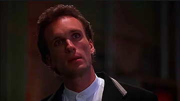 Peter Greene as Dorian Tyrell making headlines in The Mask (1994), New Line Cinema