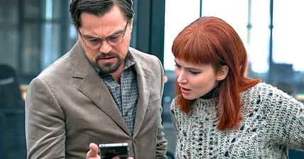 DON'T LOOK UP (L to R) LEONARDO DICAPRIO as DR. RANDALL MINDY, JENNIFER LAWRENCE as KATE DIBIASKY. Cr. NIKO TAVERNISE/NETFLIX © 2021