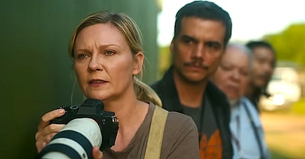 Kirsten Dunst as Lee Smith, Wagner Moura as Joel, Stephen McKinley Henderson as Sammy, and Nelson Lee as Tony in Civil War, (2024), A24