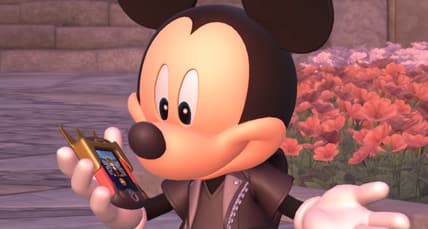 King Mickey (Chris Diamantopoulos) and Riku (David Gallagher) explain the concept of Replicas to Sora (Haley Joel Osment) in Kingdom Hearts 3 (2019), Square Enix
