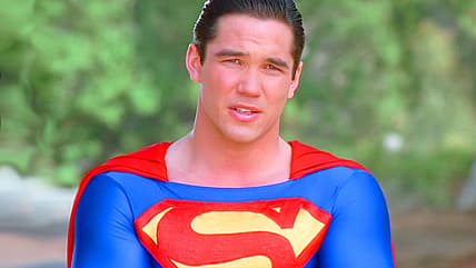 Superman (Dean Cain) returns stolen property in Lois & Clark: The New Adventures of Superman Season