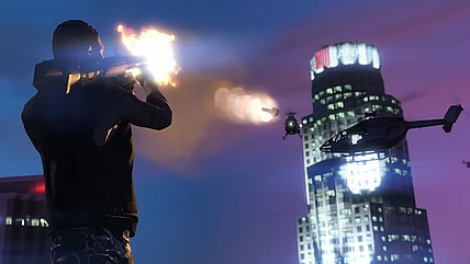 A player takes on the LSPD in Grand Theft Auto Online (2013), Rockstar Games