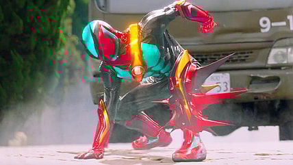 Baku Yorozu (Ryutaro Imai) unleashes a self-made speed trap against the Bomb Nightmare (Yuji Nakata/Kosuke Echigoya) in Kamen Rider Zeztz Case 2 "Explode" (2025), Toei Co. Ltd.