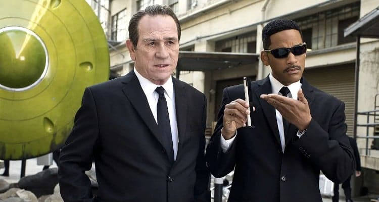 K and James cover their tracks in 'Men In Black' (1997), Columbia Pictures
