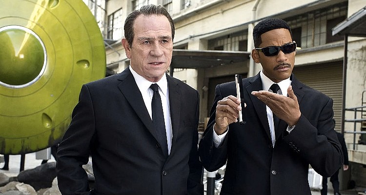 K and James cover their tracks in 'Men In Black' (1997), Columbia Pictures