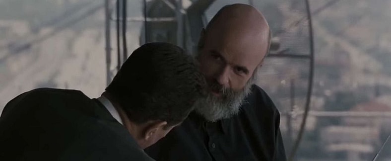 Kelso (Tom Noonan) explains how he "catches" his information to Neil (Robert De Niro) in Heat (1995), Warner Bros. Pictures