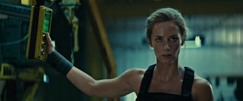 Sgt. Rita Vrataski (Emily Blunt) attempts to train Maj. William Cage (Tom Cruise) on his time travel abilities in Edge of Tomorrow (2014), Warner Bros. Pictures