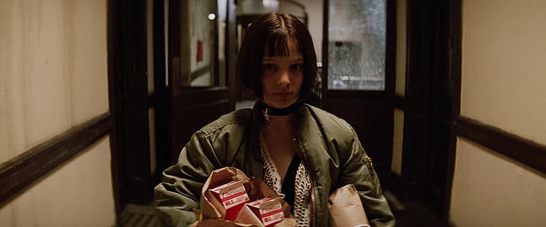 Mathilda (Natalie Portman) approaches her neighbor Léon (Jean Reno) in Léon: The Professional