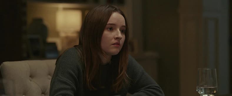 Zoe (Kaitlyn Dever) hits her family with uncomfortable truths in Dear Evan Hansen (2021), Universal
